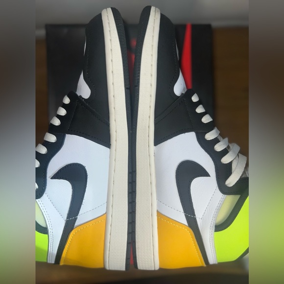 Air Jordan 1 Retro High OG ( Volt Gold ) - Picture 5 of 11